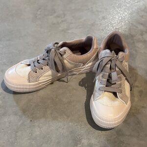 Rocket Dog Cream and Tan Casual Sneakers